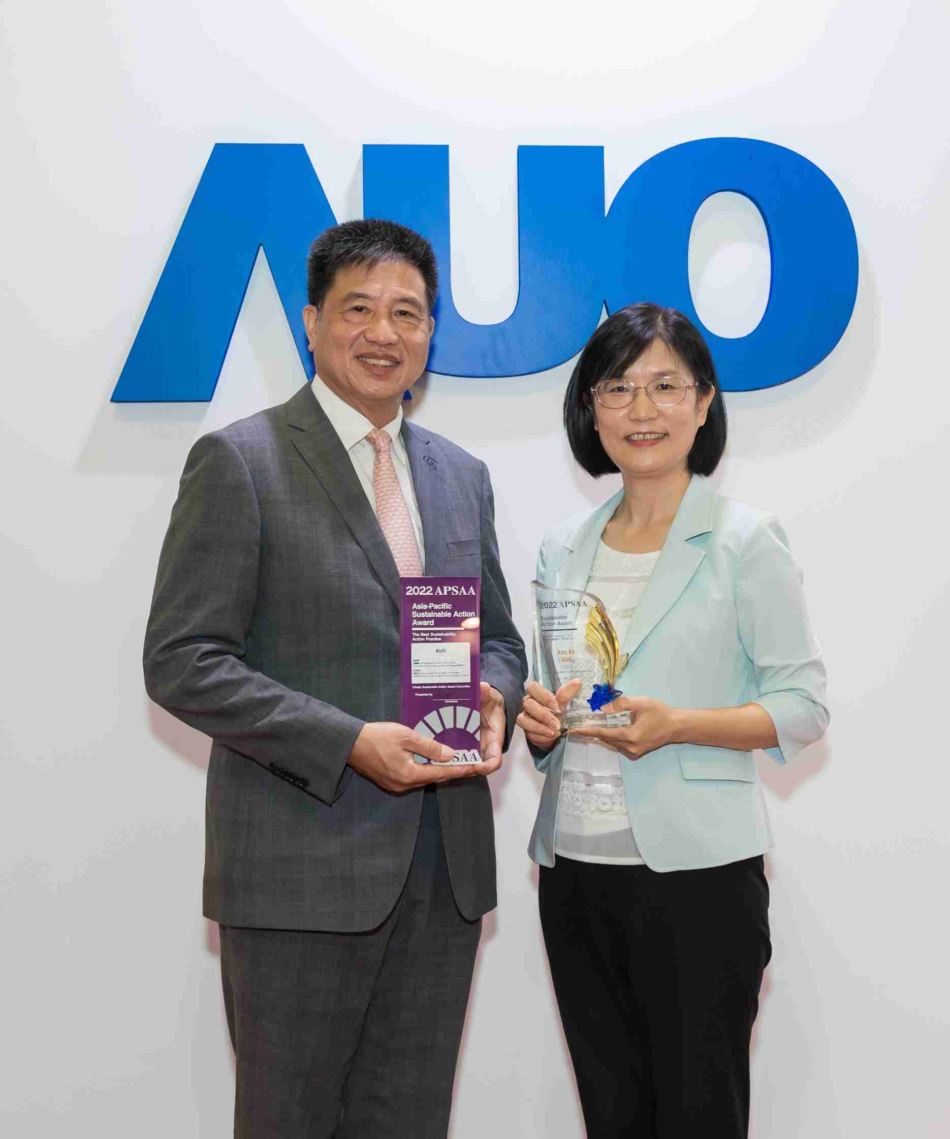 欧陆注册长期垫筑永续远景的基石，，，，透过ESG暨气候委员会逐步实践永续策略蓝图。。。。其中，，，，欧陆注册光电永续长古秀华带领团队、、制定中长期目标，，，，缔造多面向亮眼表现，，获得「顶尖永续长奖」的个人奖殊荣（左：欧陆注册光电董事长暨执行长彭双浪，，，，右：欧陆注册光电永续长古秀华）