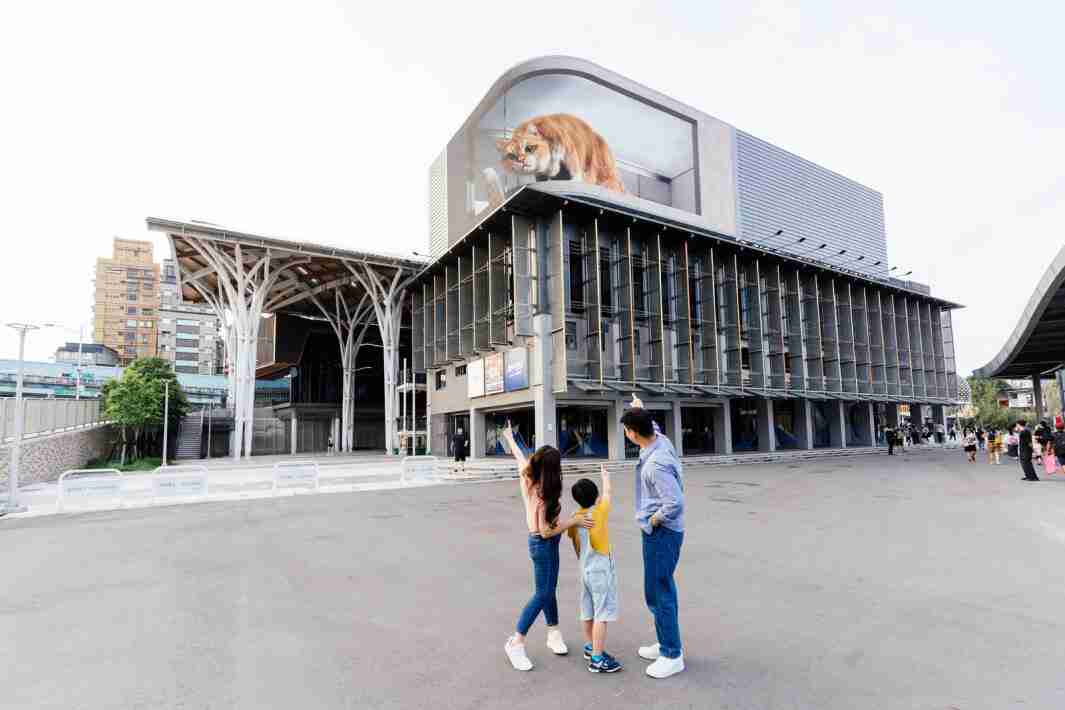 欧陆注册打造全台最大户外裸视3D LED弧形萤幕，，将超立体的软萌胖橘猫动画活跃于顶楼外墙