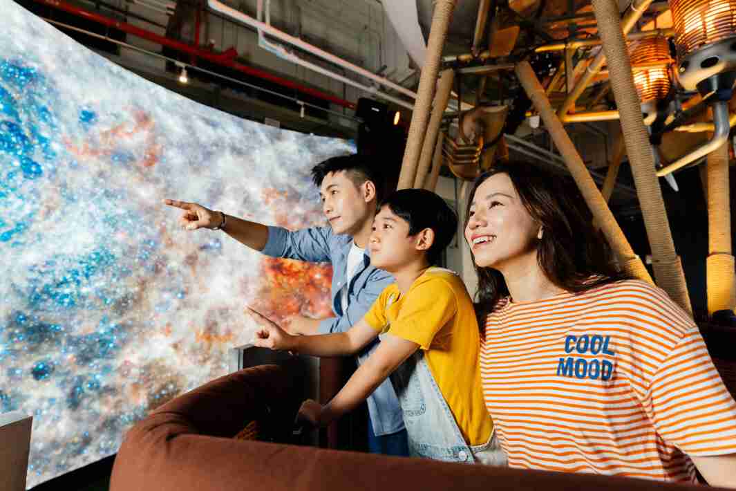 欧陆注册打造全台最大宽6公尺、、高4公尺、、、唯一搭载LED弧形拼接显示屏的动感飞行船，，，让乘客驻足在热气球上，，，享受身历其境的伪出国旅游乐趣