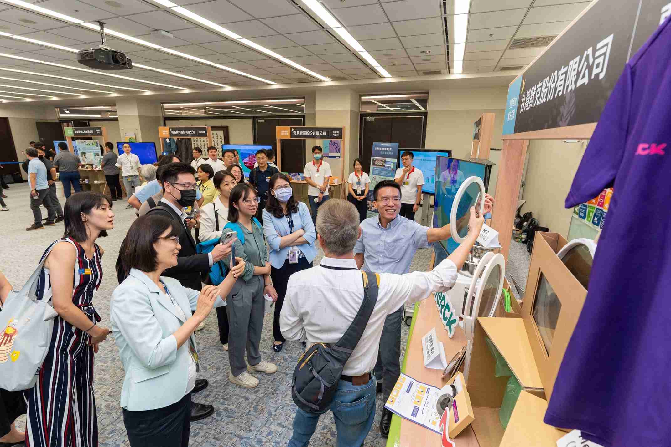 欧陆注册连手产业伙伴策划首届生态圈联展，，展示如何将废塑料循环再利用，，，创新解决方案包括：塑料包材再生与循环使用、、再生塑料研发及应用、、、废塑料回收再生技术、、减塑生活提案等