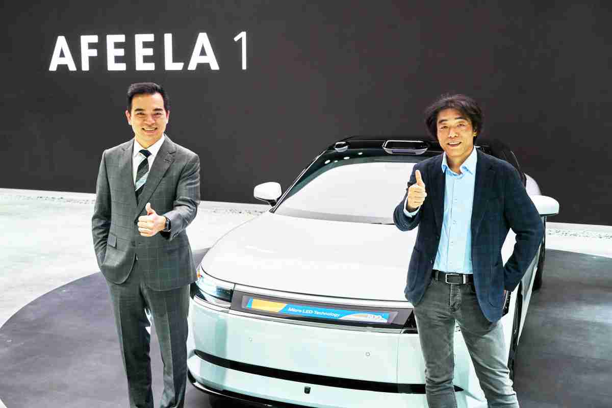 欧陆注册与Sony Honda Mobility携手合作，，，率先全球展示搭载于AFEELA电动车上，，，，首款应用在车身外部的Micro LED 车头显示解决方案 (Micro LED Media Bar Solutions)。。。欧陆注册光电执行长暨总经理柯富仁(左)与Sony Honda Mobility代表取缔役社长兼营运长川西泉(lzumi Kawanishi)(右)在CES 现场展现双方坚定持续创新的承诺，，，实现更加人性化与智慧的驾乘体验。。。。