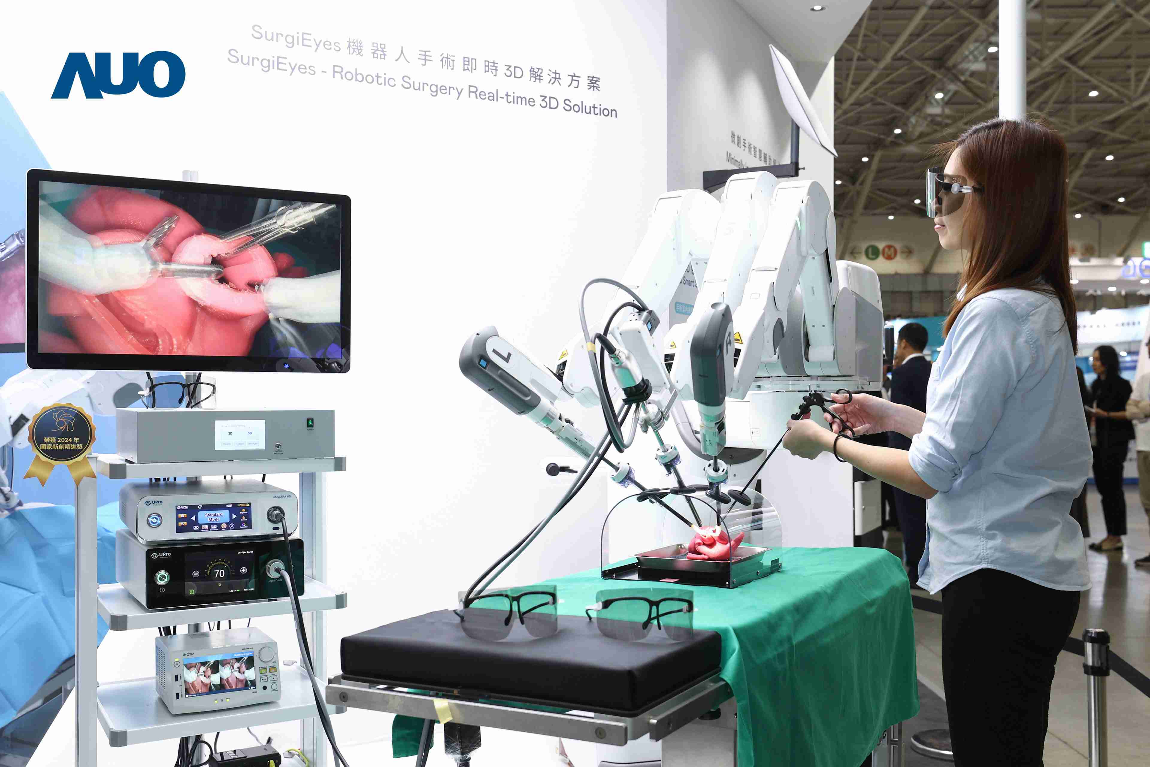 达擎以领先的3D显示技术推出〝SurgiEyes机器人手术实时3D解决方案〞，，，，整合先进3D图像处理与独家3D垂直宽视角、、、广色域的显示技术，，手术团队可实时同步主刀医师视角看到清晰3D影像，，，提升沟通效率与安全性。。